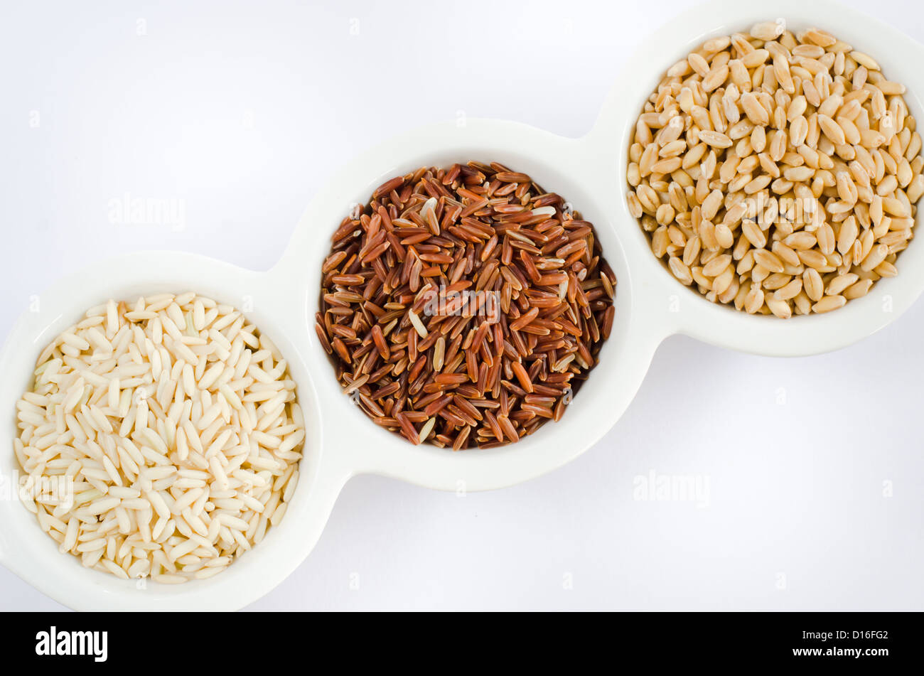Korn und Getreide festgelegt, Reis, Roter Reis, Weizen über Schüssel weiß Stockfoto