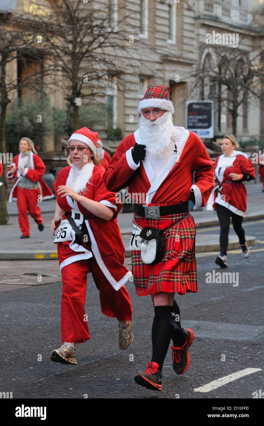 Sonntag, 9. Dezember 2012, ist Stadtzentrum von Glasgow, Schottland, UK, Glasgow 5 k Santa Dash.The Santa Dash, wird jährlich von rund 2000 Teilnehmer aller Altersgruppen zugunsten von Wohltätigkeitsorganisationen und gute Ursachen. Alamy Live-Nachrichten Stockfoto