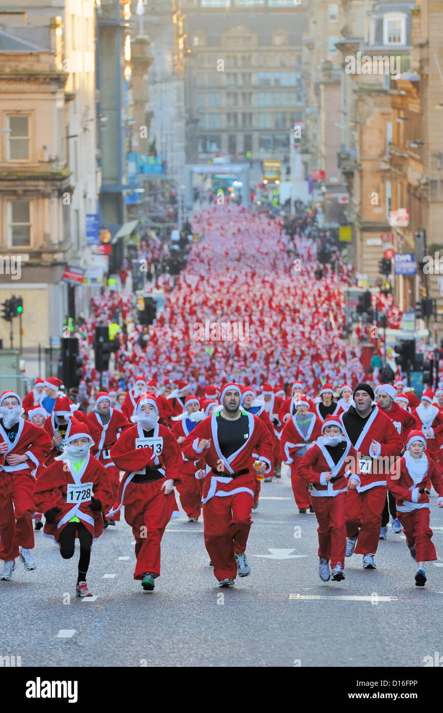 Sonntag, 9. Dezember 2012, ist Stadtzentrum von Glasgow, Schottland, UK, Glasgow 5 k Santa Dash.The Santa Dash, wird jährlich von rund 2000 Teilnehmer aller Altersgruppen zugunsten von Wohltätigkeitsorganisationen und gute Ursachen. Alamy Live-Nachrichten Stockfoto