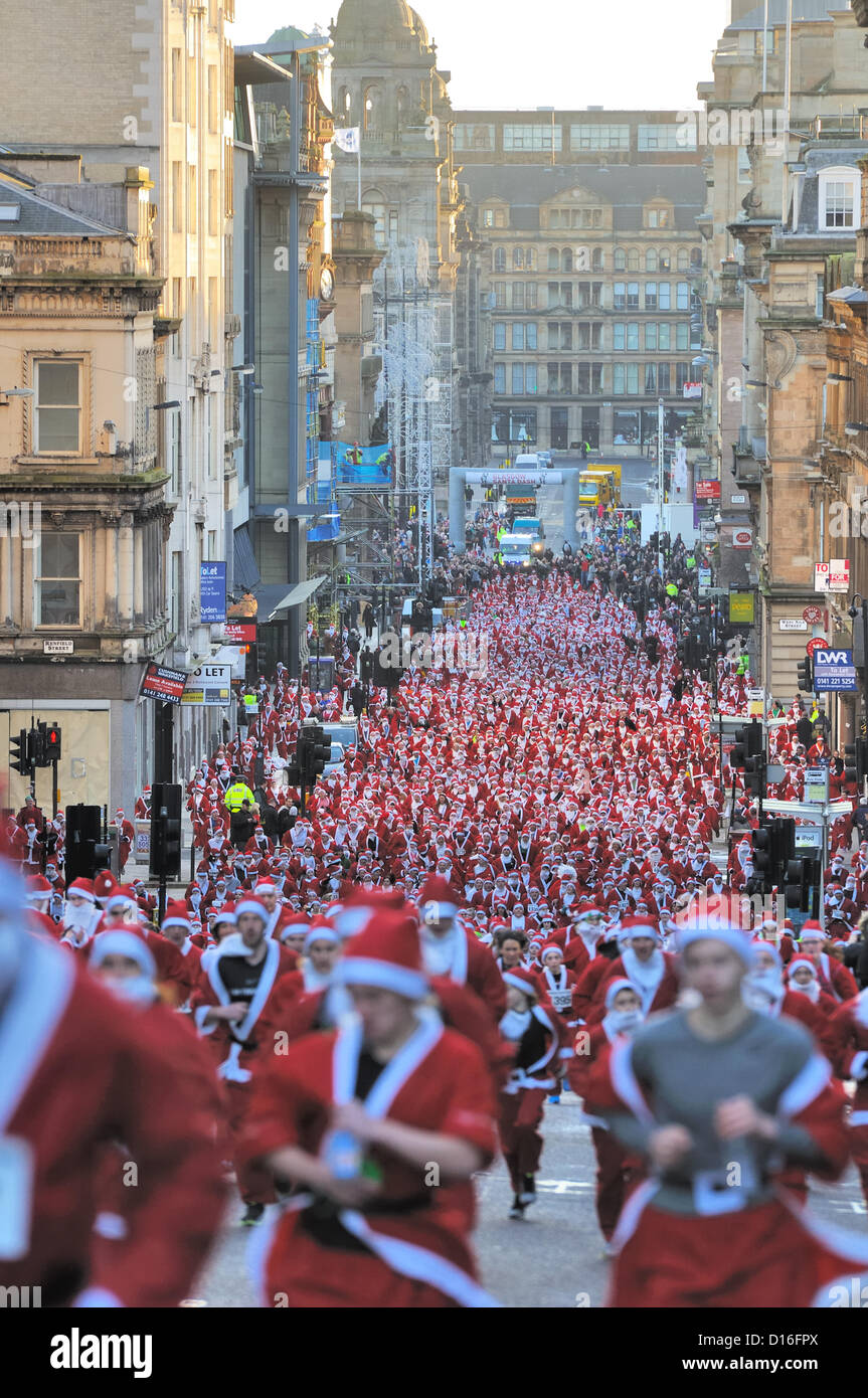 Sonntag, 9. Dezember 2012, ist Stadtzentrum von Glasgow, Schottland, UK, Glasgow 5 k Santa Dash.The Santa Dash, wird jährlich von rund 2000 Teilnehmer aller Altersgruppen zugunsten von Wohltätigkeitsorganisationen und gute Ursachen. Alamy Live-Nachrichten Stockfoto