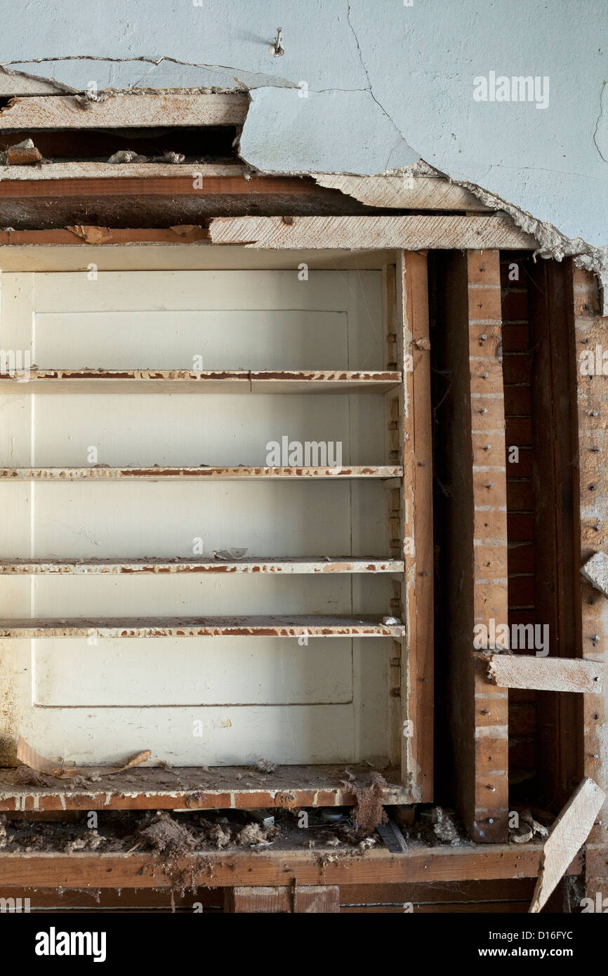 Ein Haus, das seit Jahren vakanten gesessen hat Anzeichen von Verschleiß. Stockfoto