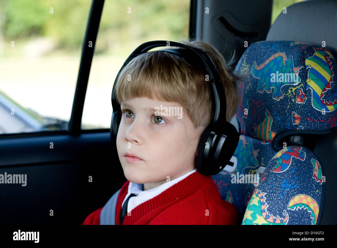 Ein Kind sieht eine in Fahrzeug-Entertainment-System. Stockfoto