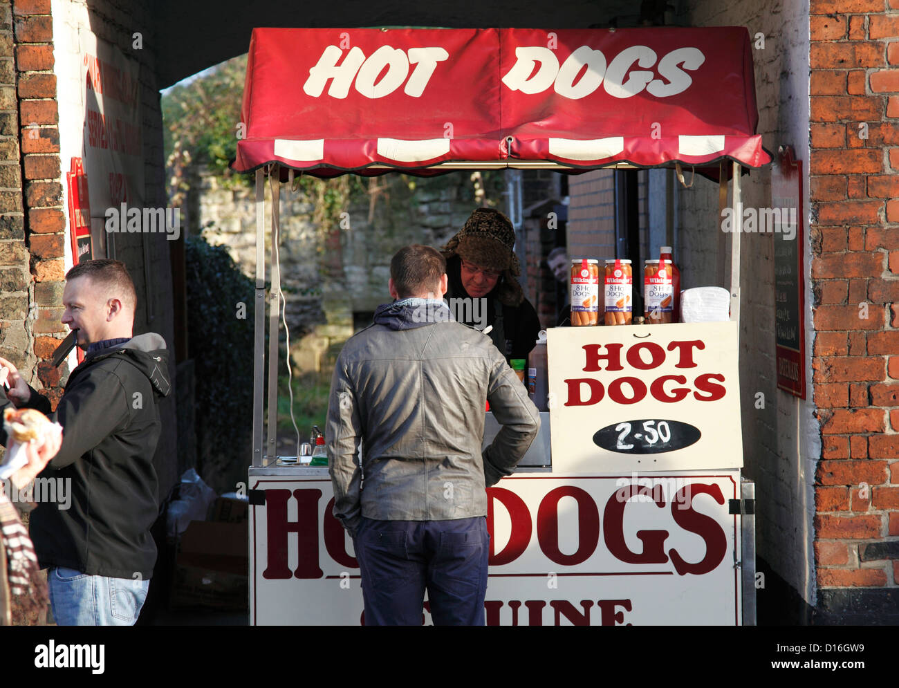 Ein Hot-Dog-Verkäufer am Weihnachtsmarkt Lincoln, England, Großbritannien Stockfoto