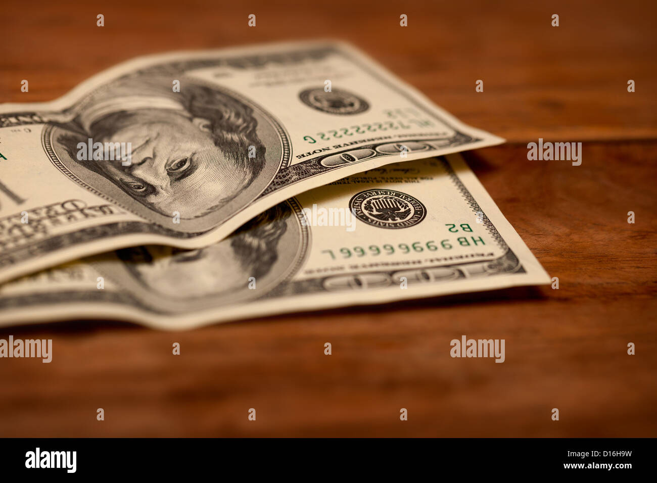 Dollar auf Holztisch hautnah. Geringe Schärfentiefe Stockfoto