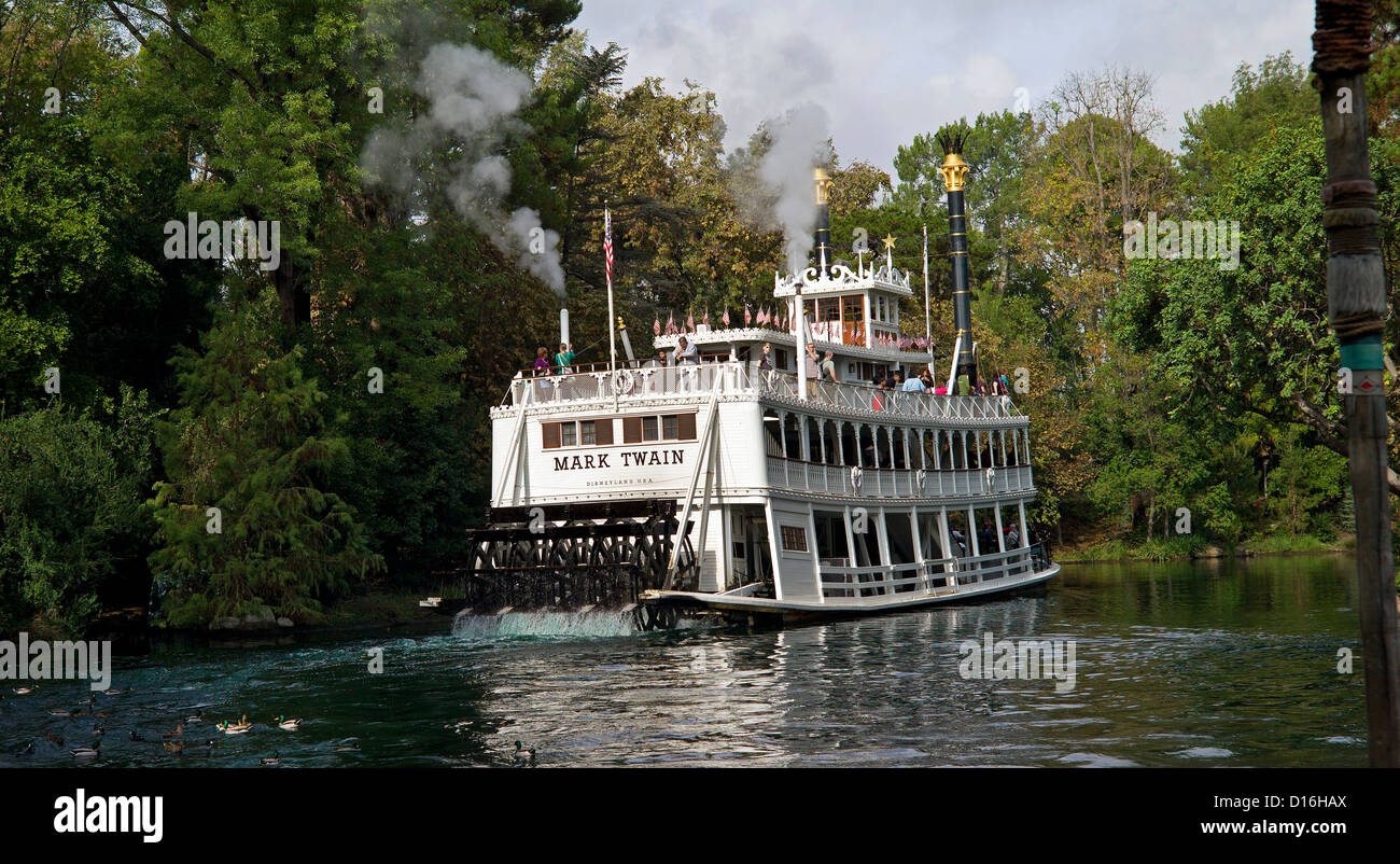 Mark Twain Riverboat dampft auf den Flüssen Amerikas im Disneyland Stockfoto