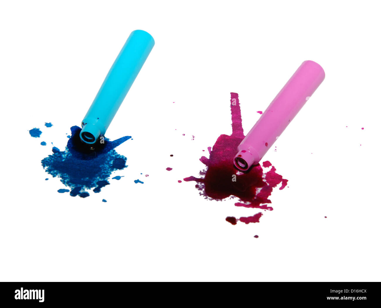 Ausgelaufene Tinte blau und rosa Spritzer von Pen-Patronen Stockfoto