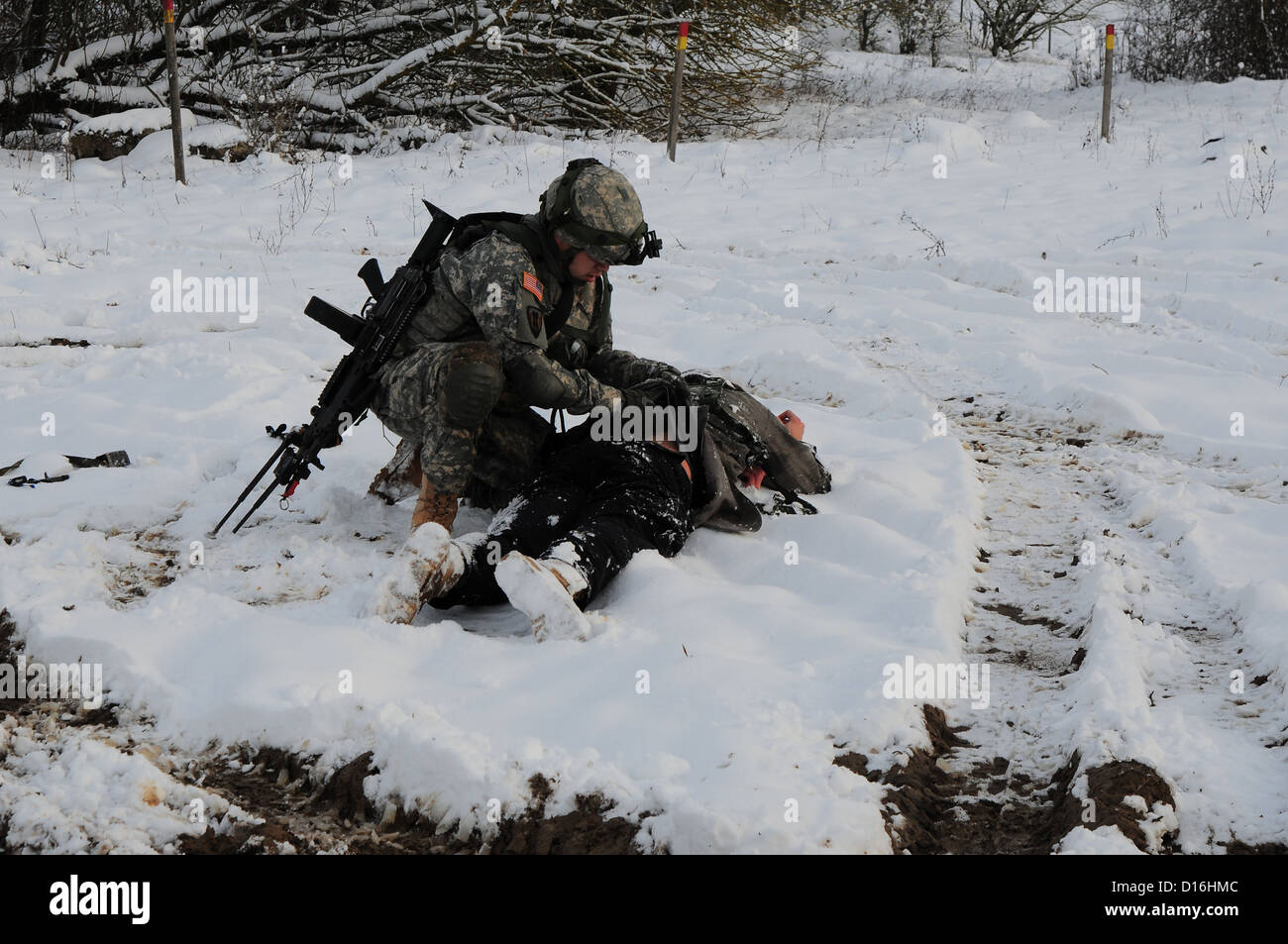 US Army Pfc William Tribuna, 541st Ingenieur-Unternehmen, suchen einen simulierten Unfall feindliche Kämpfer Stockfoto