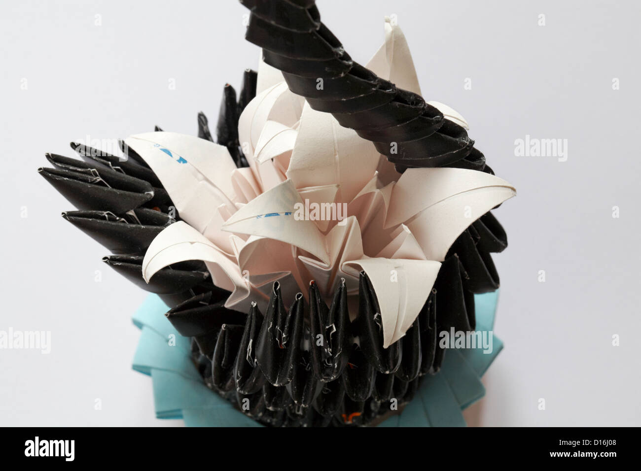 Auf der Suche bei origami Blumen in Black Swan auf weißem Hintergrund Stockfoto