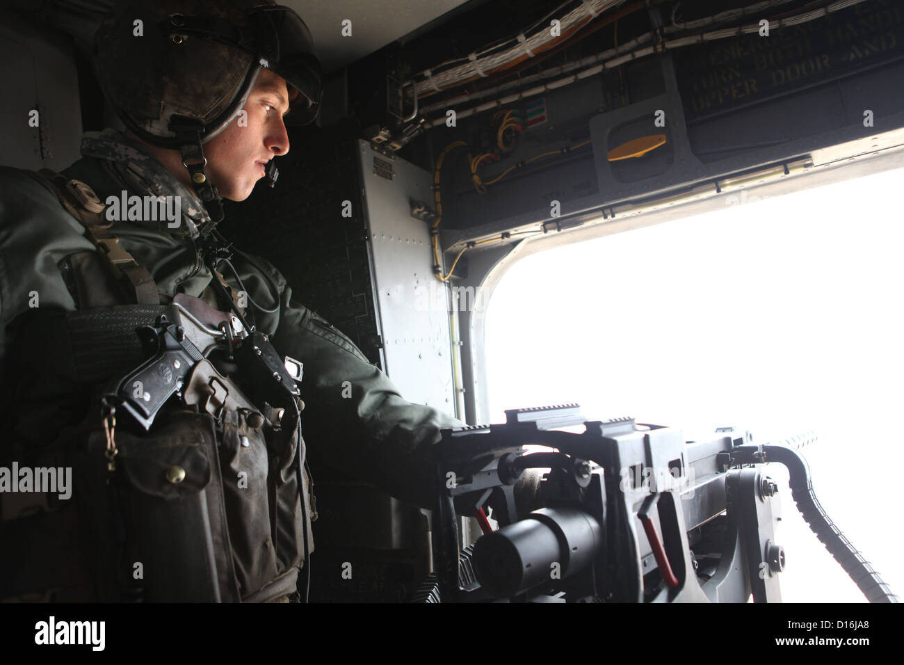 US Marine Corps CPL. Jacob D. Reed, rechts, Tür-Schütze mit Marine schwere Hubschrauber Geschwader (HMH) 361, Marine Aircraft Group Stockfoto