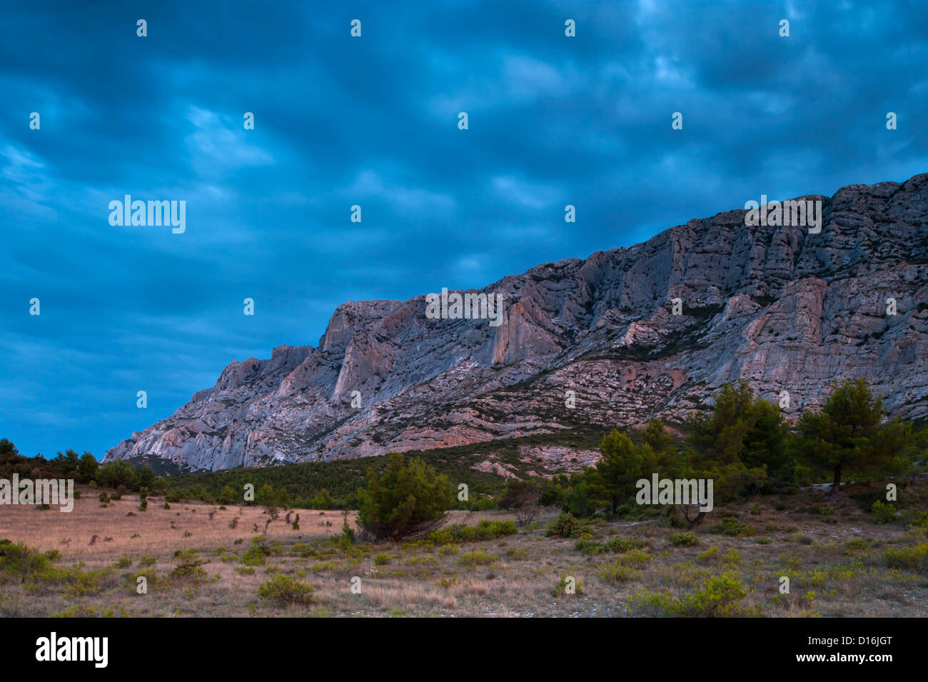 Montagne Sainte-Victoire bei Dämmerung, Provence, Frankreich Stockfoto