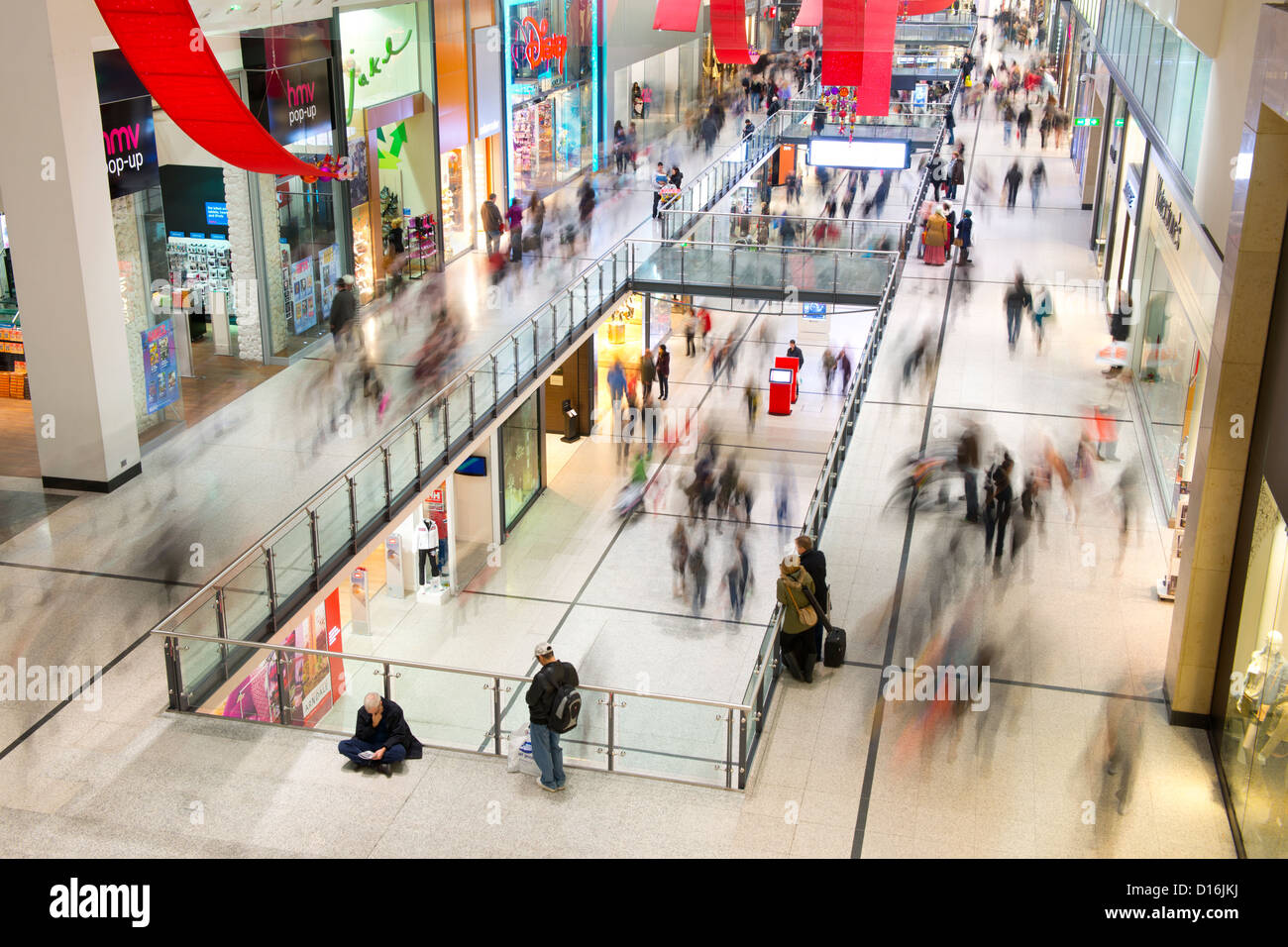 Eine interne Aufnahme von Manchester Arndale Shopping Centre in der Weihnachtszeit führen up-Periode. Stockfoto