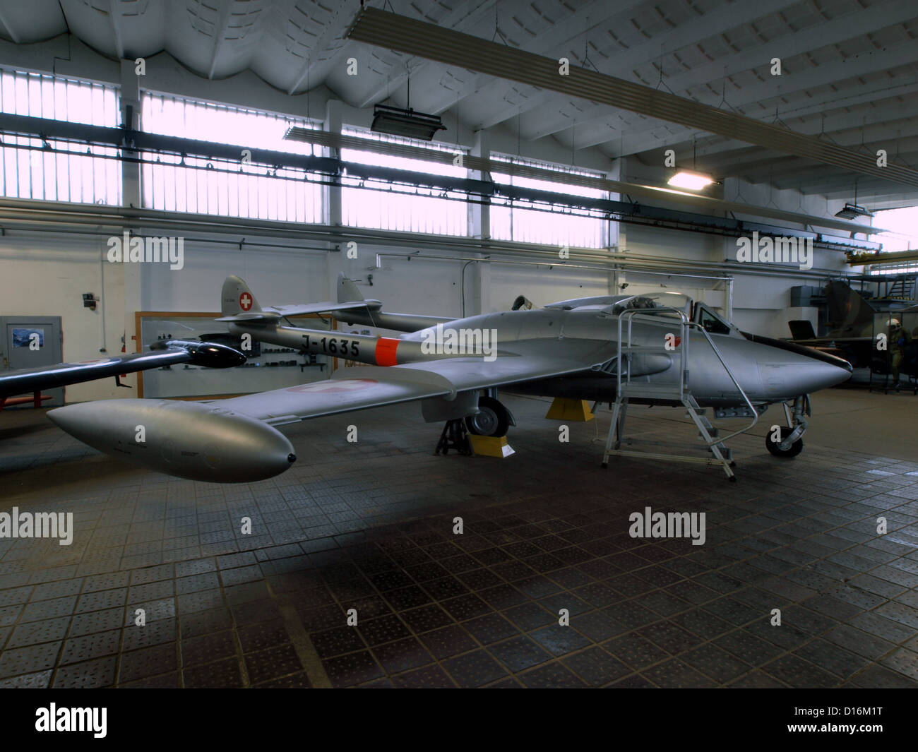 Die Schweizer Luftwaffe J-1635 de Havilland Vampire ist im Museum für Luftfahrt und Technik in Wernigerode zu sehen. Dieses Flugzeug ist ein bedeutendes Beispiel für die frühe Jet-Technologie und militärische Luftfahrt aus der Mitte des 20. Jahrhunderts. Stockfoto