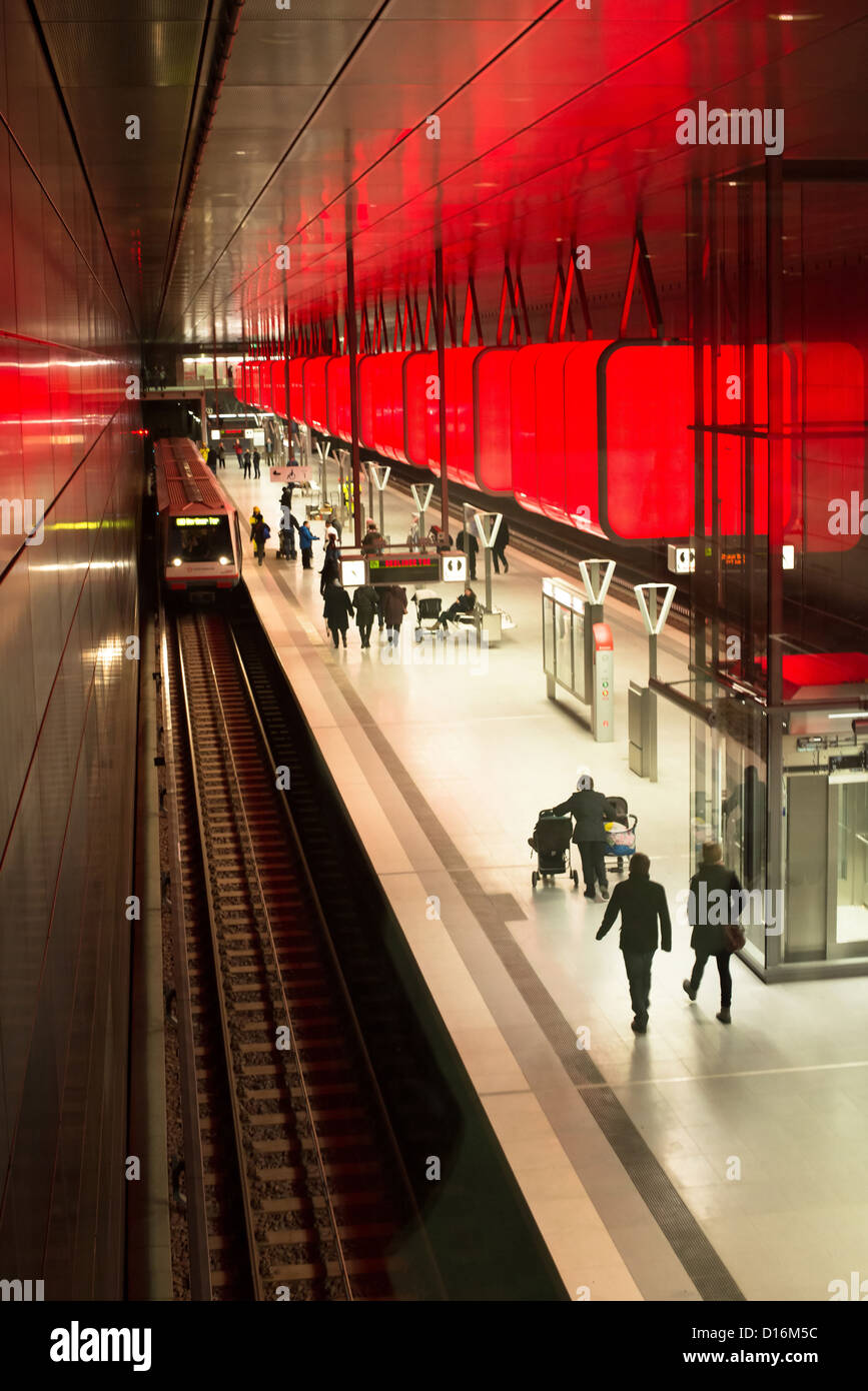 Ersten Passagiere nutzen die neue u-Bahnstation "Hafencity Universität" in der Hamburger Hafencity am Dezember 2,2012 in Hamburg Stockfoto