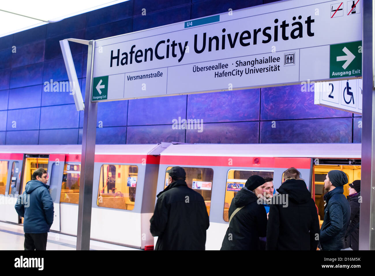 Ersten Passagiere nutzen die neue u-Bahnstation "Hafencity Universität" in der Hamburger Hafencity am Dezember 2,2012 in Hamburg Stockfoto