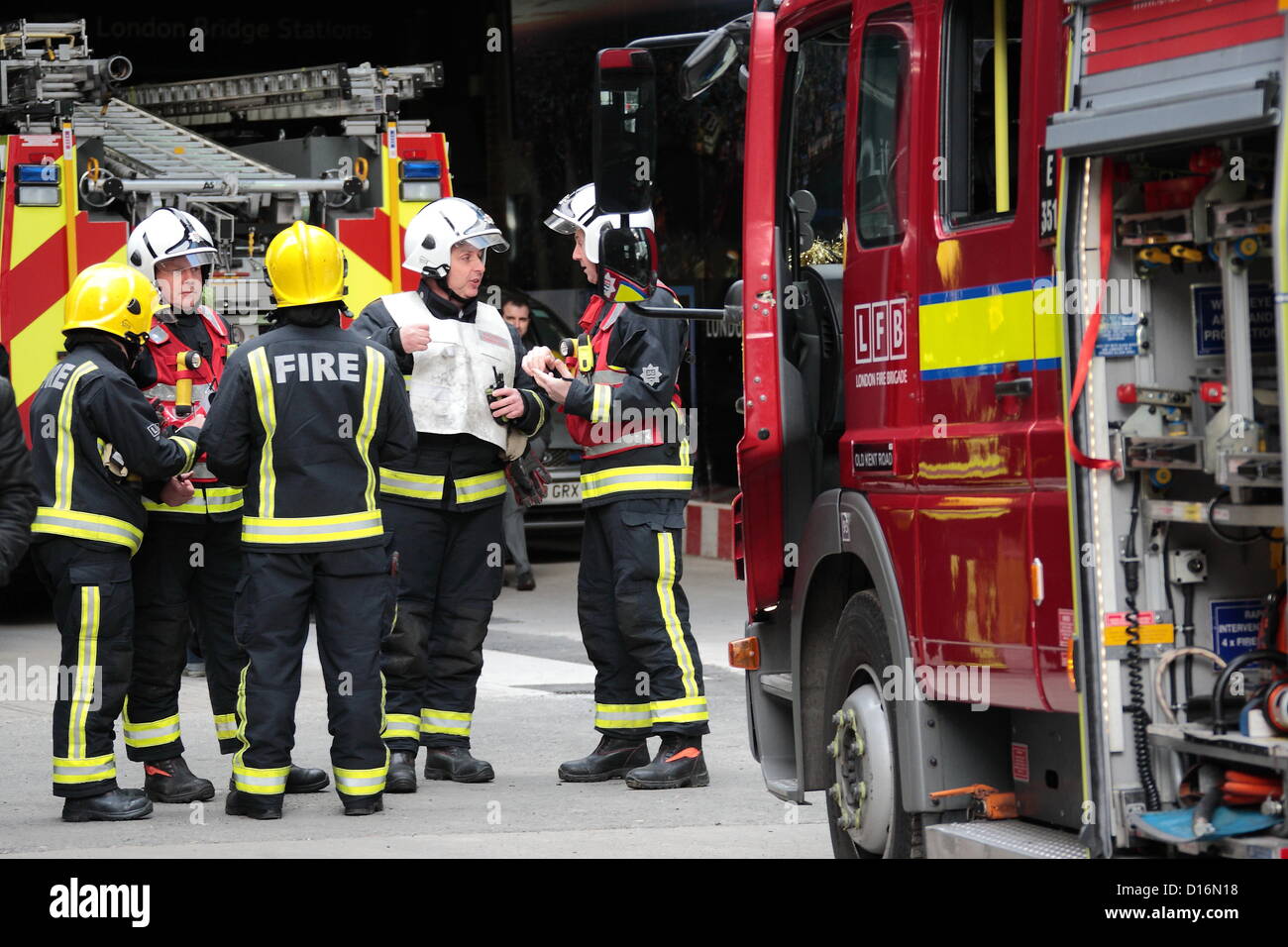 Londoner Feuerwehr tragen Oput ein Training trainieren Sie im legendären Shard Gebäude. Stockfoto