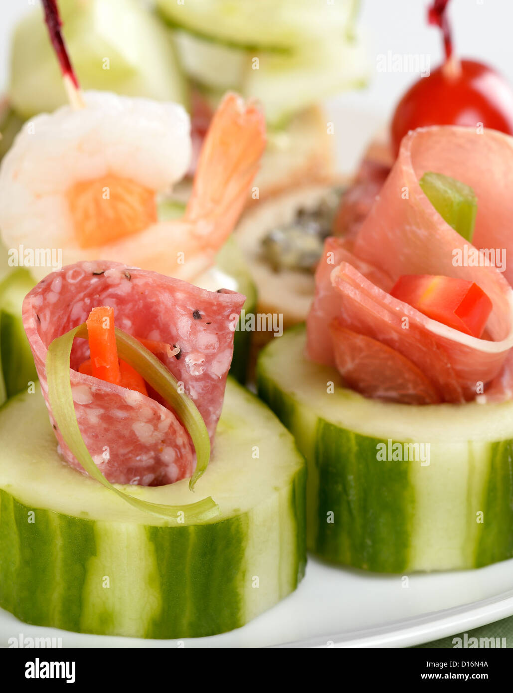 Vorspeisen mit geräuchertem Fleisch, Meeresfrüchten und Gemüse Stockfoto