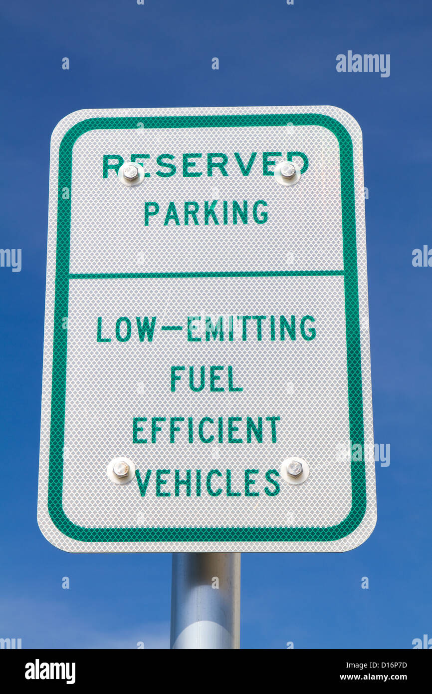 Reservierter Parkplatz Zeichen für niedrig emittierende kraftstoffeffizienter Fahrzeuge vor einem blauen Himmel. Stockfoto