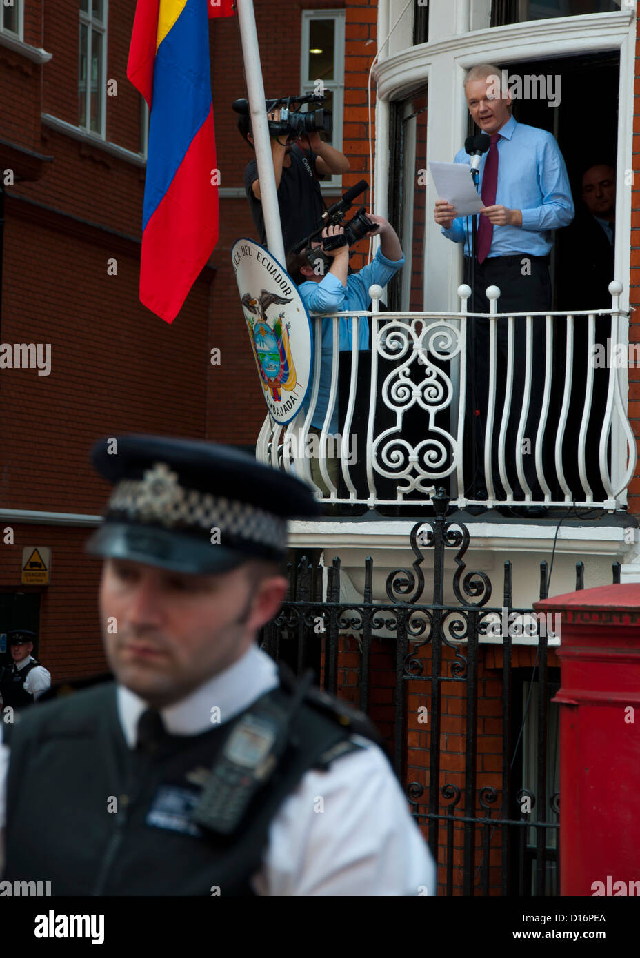 Julian Assange Wikileaks Editor macht eine Adresse vom Balkon der ecuadorianischen Botschaft in London, wo er Zuflucht sucht Stockfoto