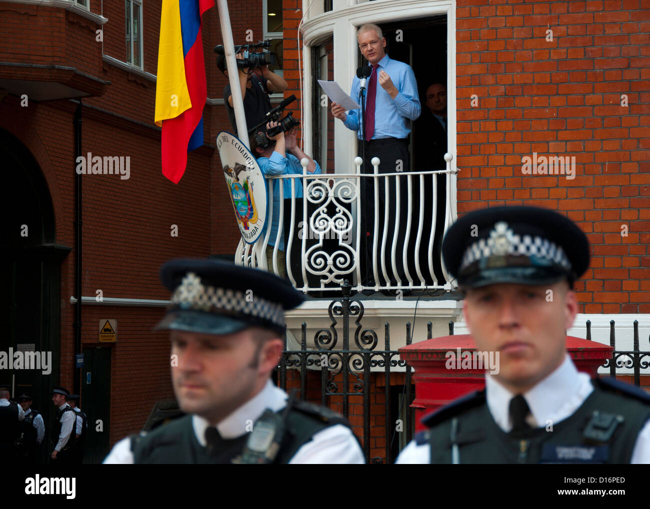 Julian Assange Wikileaks Editor macht eine Adresse vom Balkon der ecuadorianischen Botschaft in London, wo er Zuflucht sucht Stockfoto