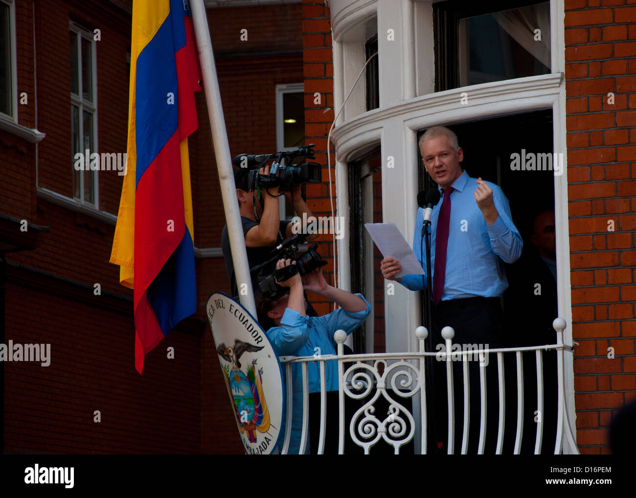 Julian Assange Wikileaks Editor macht eine Adresse vom Balkon der ecuadorianischen Botschaft in London, wo er Zuflucht sucht Stockfoto