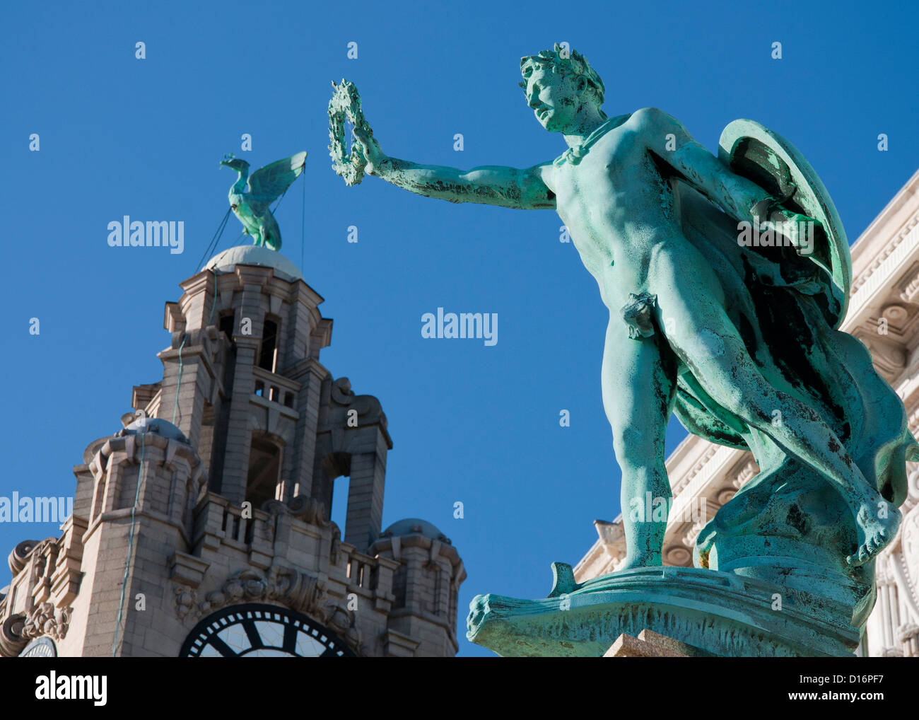 Aufgrund des Winkels wird die Statue zu versuchen, die Leber Vogel zu fangen. Stockfoto