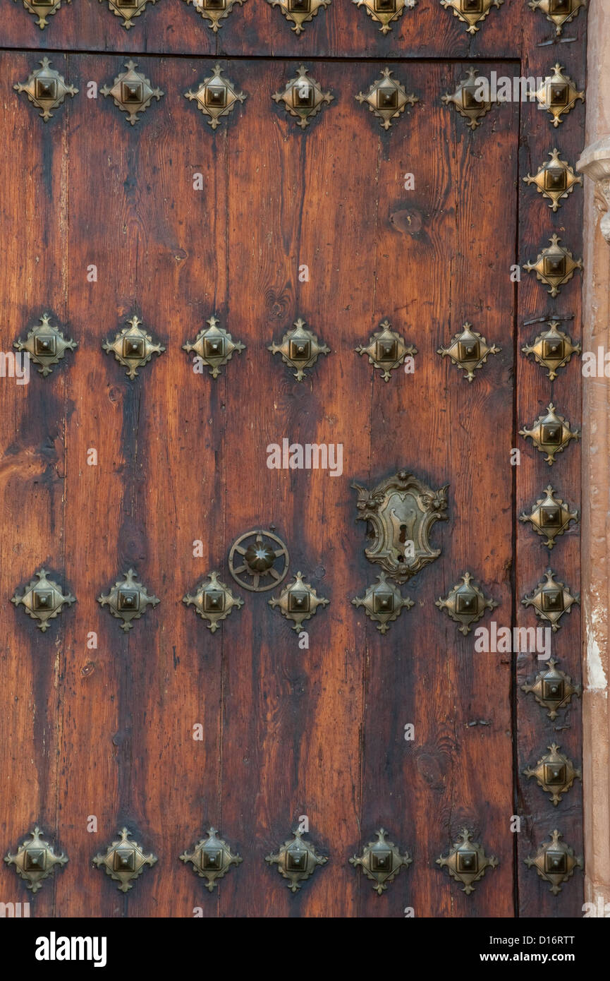 Alte Tür, Santiago Apostol Kirche Stockfoto