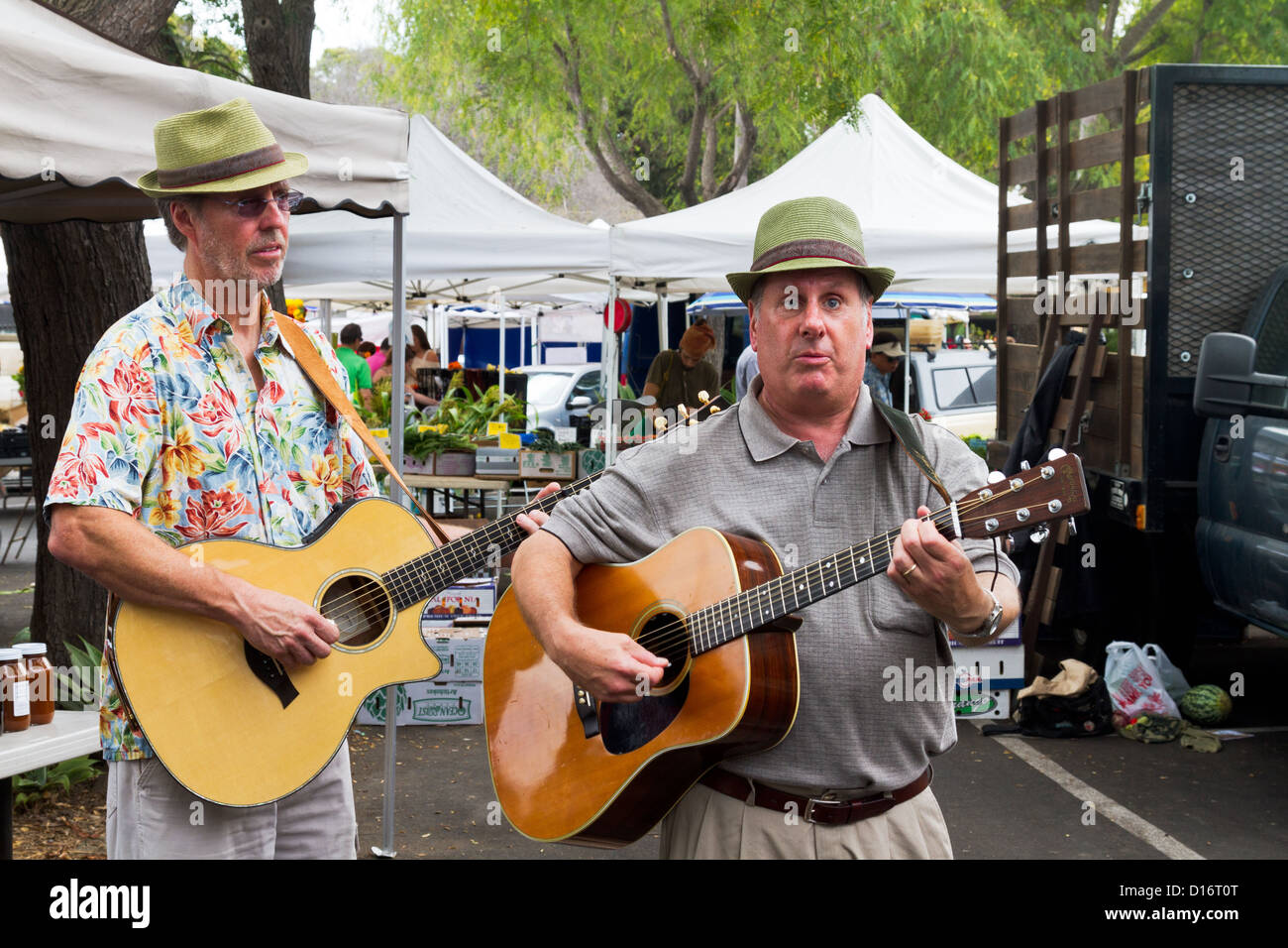 Irische Folk-Sänger unterhalten auf dem Bauernmarkt in "Santa Barbara", California Stockfoto