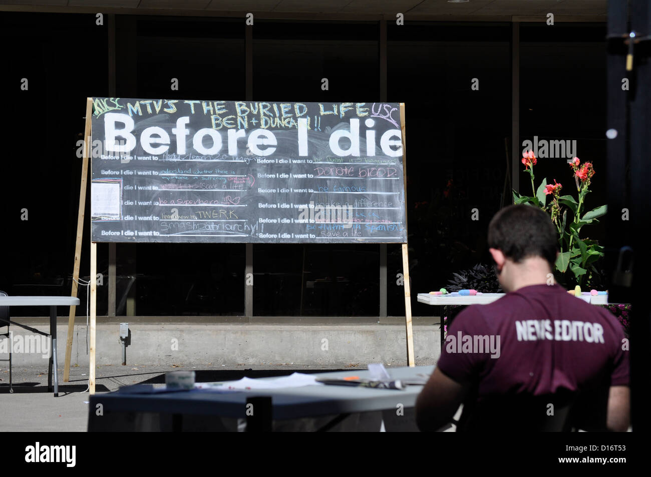 Eine Wunschliste, wirklich eine Eimer-Liste, auf einer Tafel in einem öffentlichen Raum. Bevor ich sterb. In Kreide geschrieben. Viele Einträge. Schreiben Sie Ihre eigenen. Ein pro Person. Stockfoto