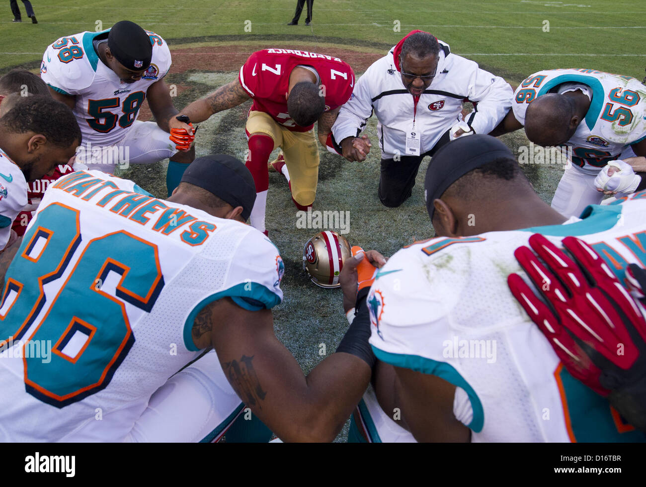 9. Dezember 2012 - San Francisco, CA, USA - San Francisco 49ers Quarterback Colin Kaepernick (7) betet mit Miami Dolphins nach dem Ende des Spiels im Candlestick Park am 9. Dezember 2012 in San Francisco, Kalifornien (Credit-Bild: © Paul Kitagaki Jr/Sacramento Bee/ZUMAPRESS.com) Stockfoto