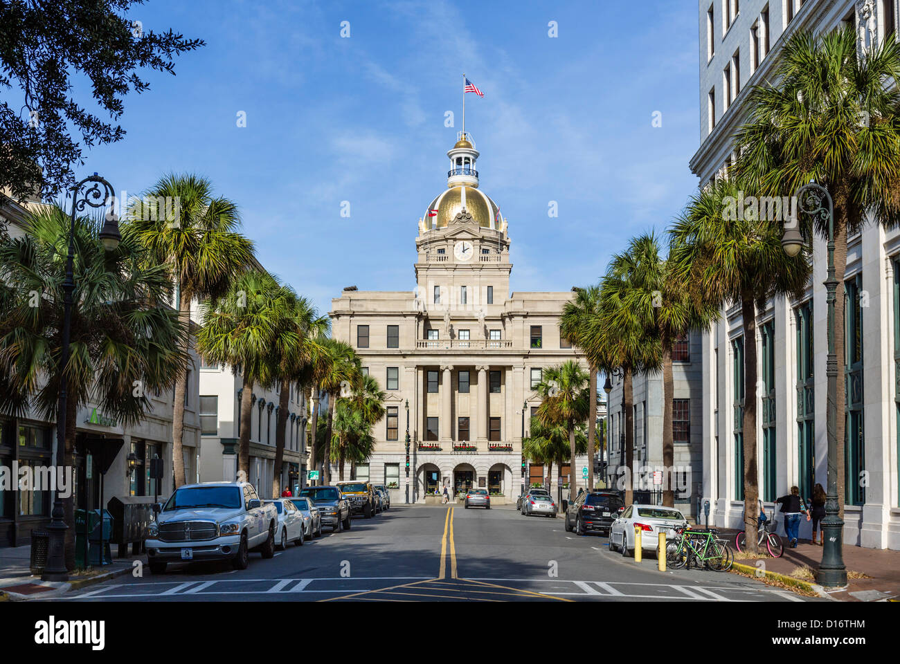 Anzeigen des Rathauses Straße Bull auf Bay Street, Savannah, Georgia, USA Stockfoto