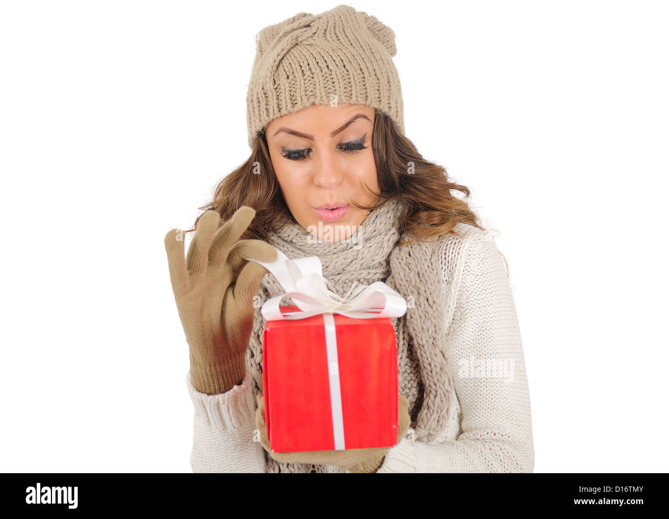Isolierte junge lässige Frau Eröffnung Geschenk Stockfoto