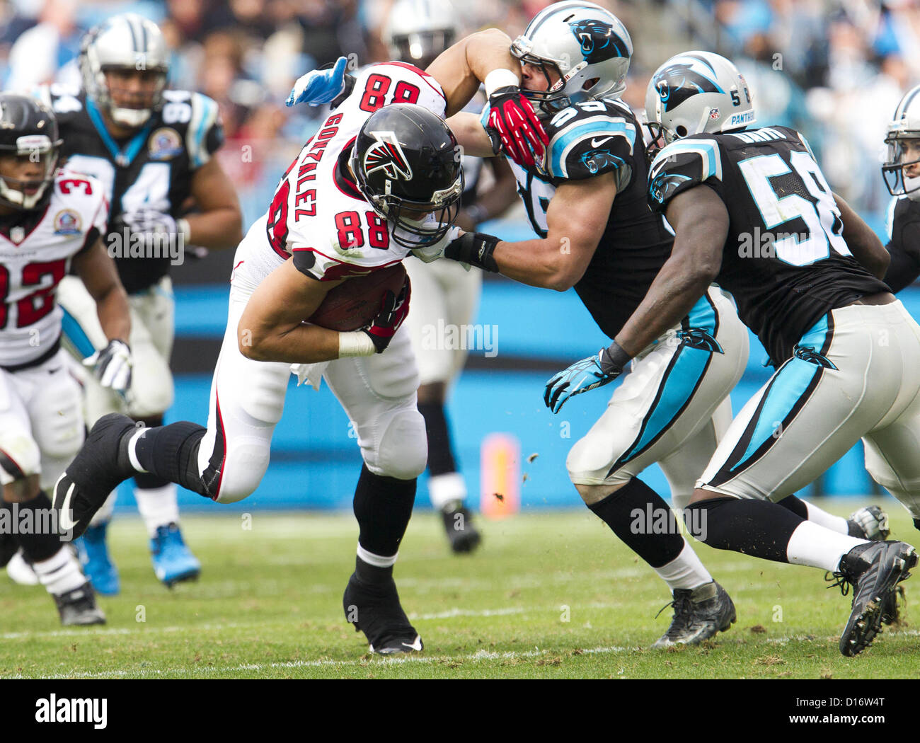9. Dezember 2012 - Charlotte, North Carolina, USA - Panthers LB Lukas KUECHLY (59), ein Angriff auf Falken TE TONY GONZALEZ (Credit-Bild: © Tony Brown/ZUMAPRESS.com) Stockfoto