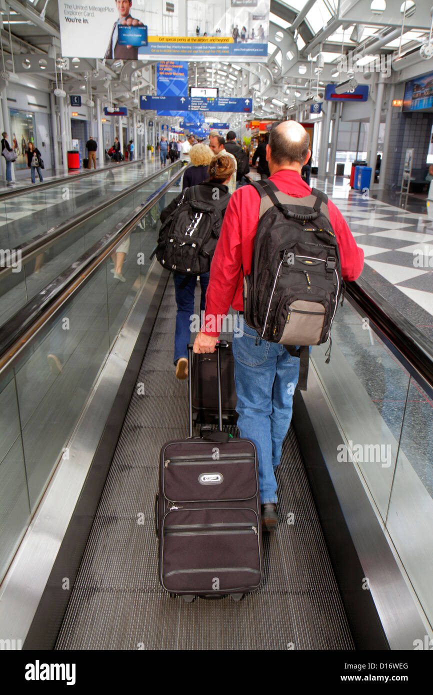 Illinois, IL Cook County, O'Hare International Airport, ORD, Gate, Terminal, Passagiere Fahrer, Gepäck, Koffer, Straße bewegen, Bürgersteig, Gehweg Stockfoto