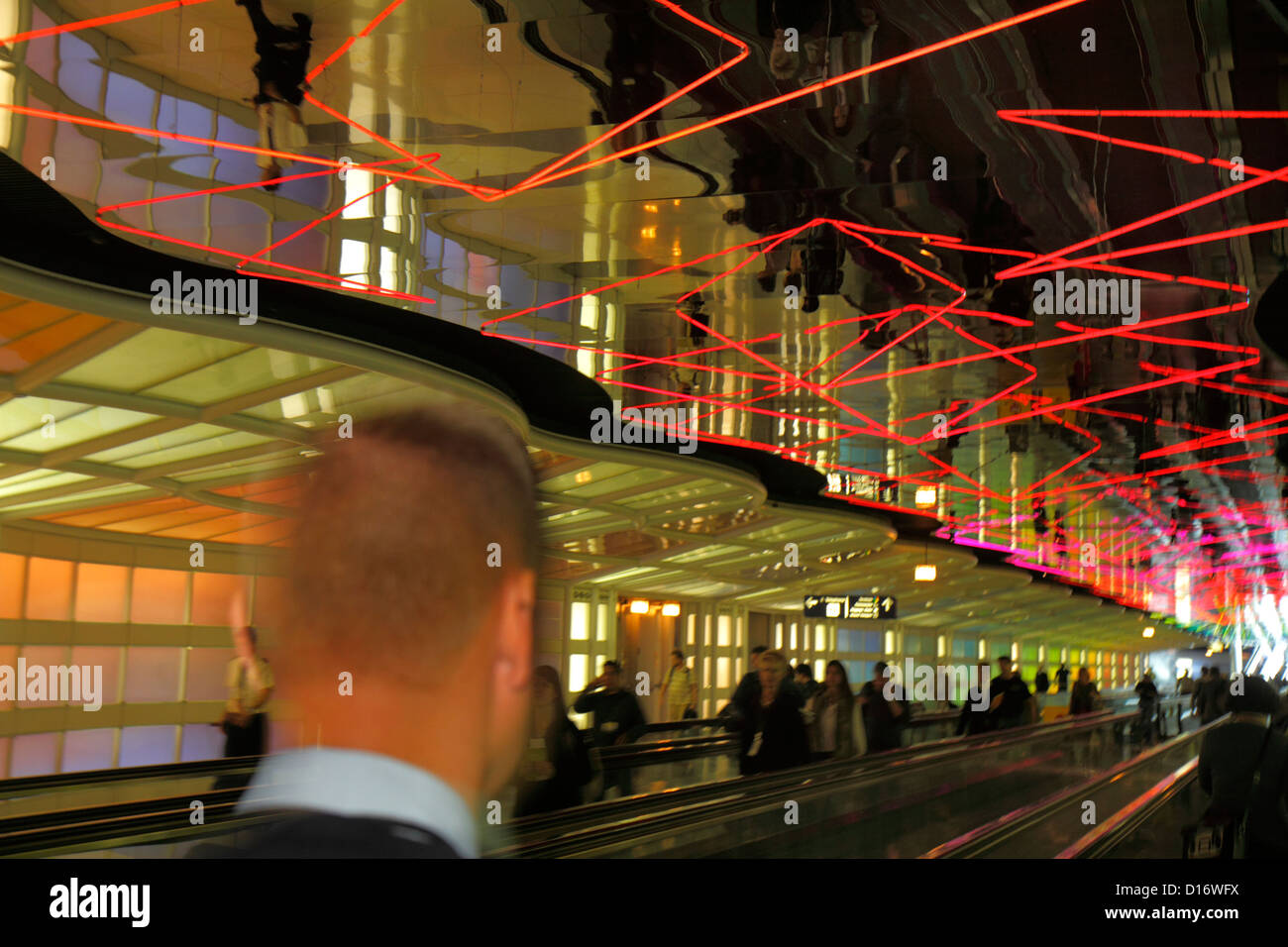 Chicago Illinois, O'Hare International Airport, ORD, bewegende Straße, Bürgersteig, Gehweg, Förderband, Lichtshow, Neon, Passagiere Reiter Fahrer, Besucher t Stockfoto