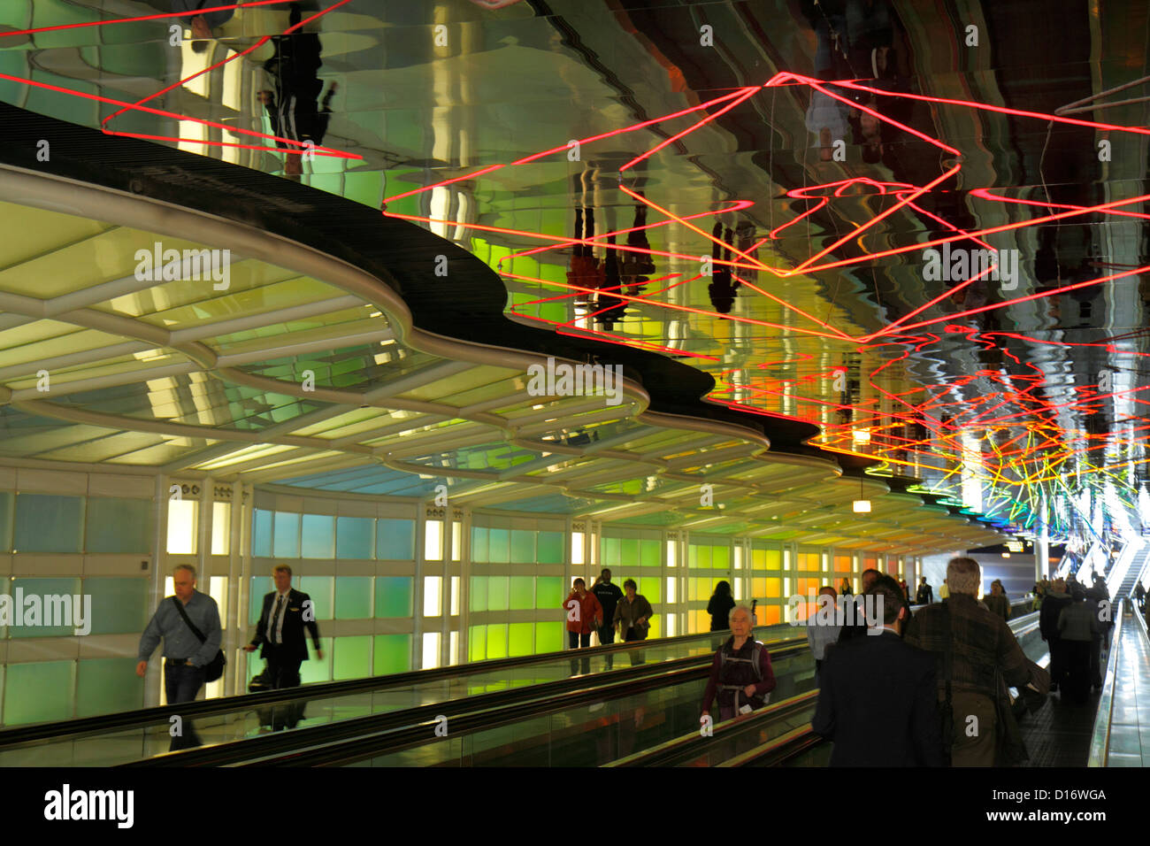 Illinois, IL Cook County, O'Hare International Airport, ORD, bewegende Straße, Bürgersteig, Gehweg, Förderband, Lichtshow, Neon, Passagierpassagiere Fahrer, IL1 Stockfoto