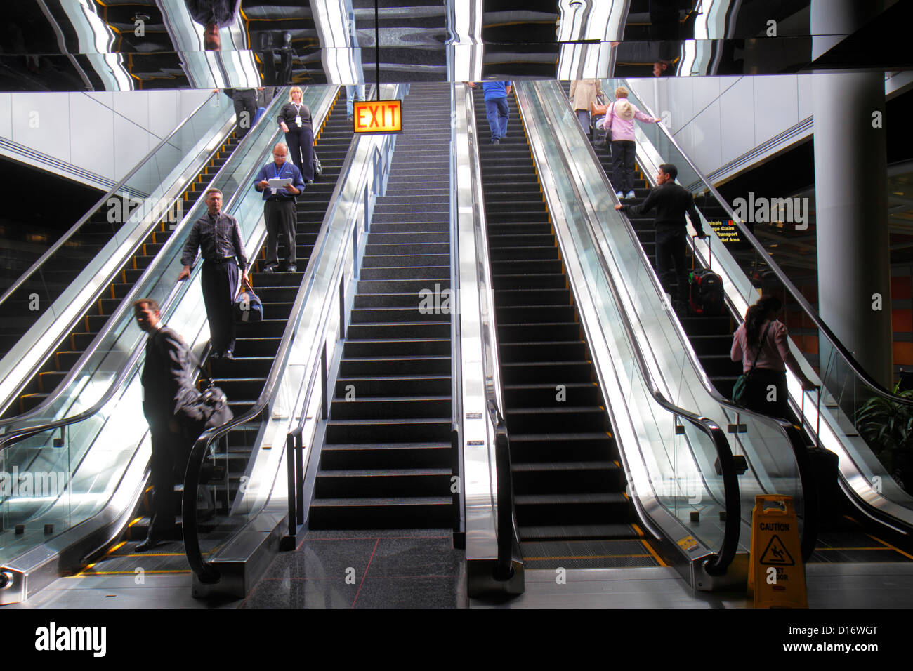 Illinois, IL Cook County, O'Hare International Airport, ORD, Rolltreppe, Passagierfahrer, Fahrer, IL121001015 Stockfoto