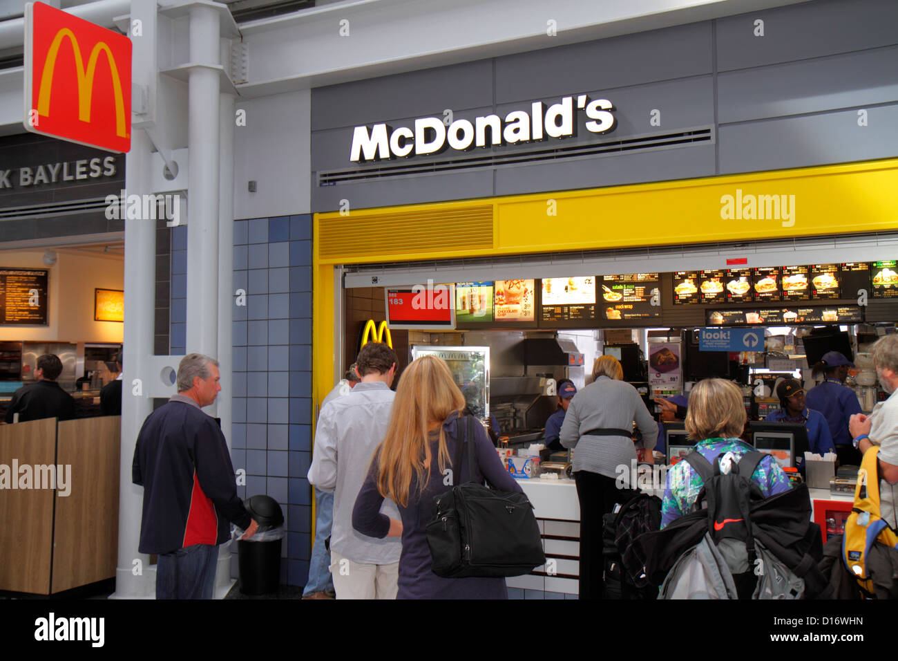 Illinois, IL Cook County, O'Hare International Airport, ORD, Gate, McDonald's, Burger, Hamburger, Fast Food, Restaurants, Restaurants, Restaurants, Cafés, Line, qu Stockfoto