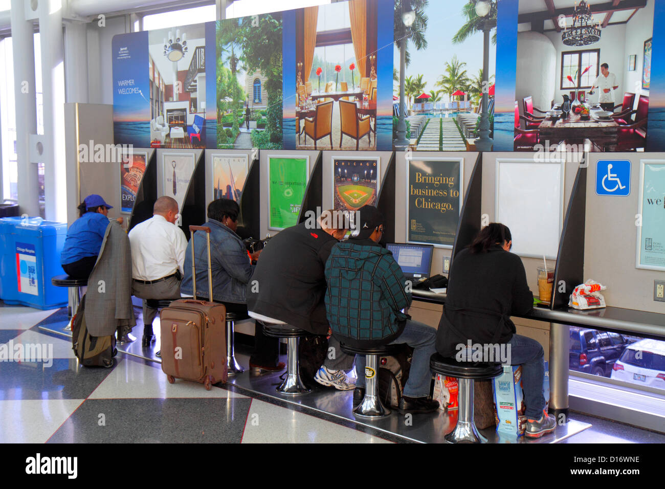 Illinois, IL Cook County, O'Hare International Airport, ORD, Terminal, Gate, Zugang zur Steckdose, Mann Männer männlich, Frau weibliche Frauen, sitzend, IL121015004 Stockfoto