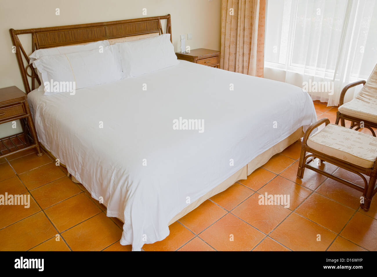 Schlafzimmer mit Doppelbett und Chaiselongue. ( Stockfoto
