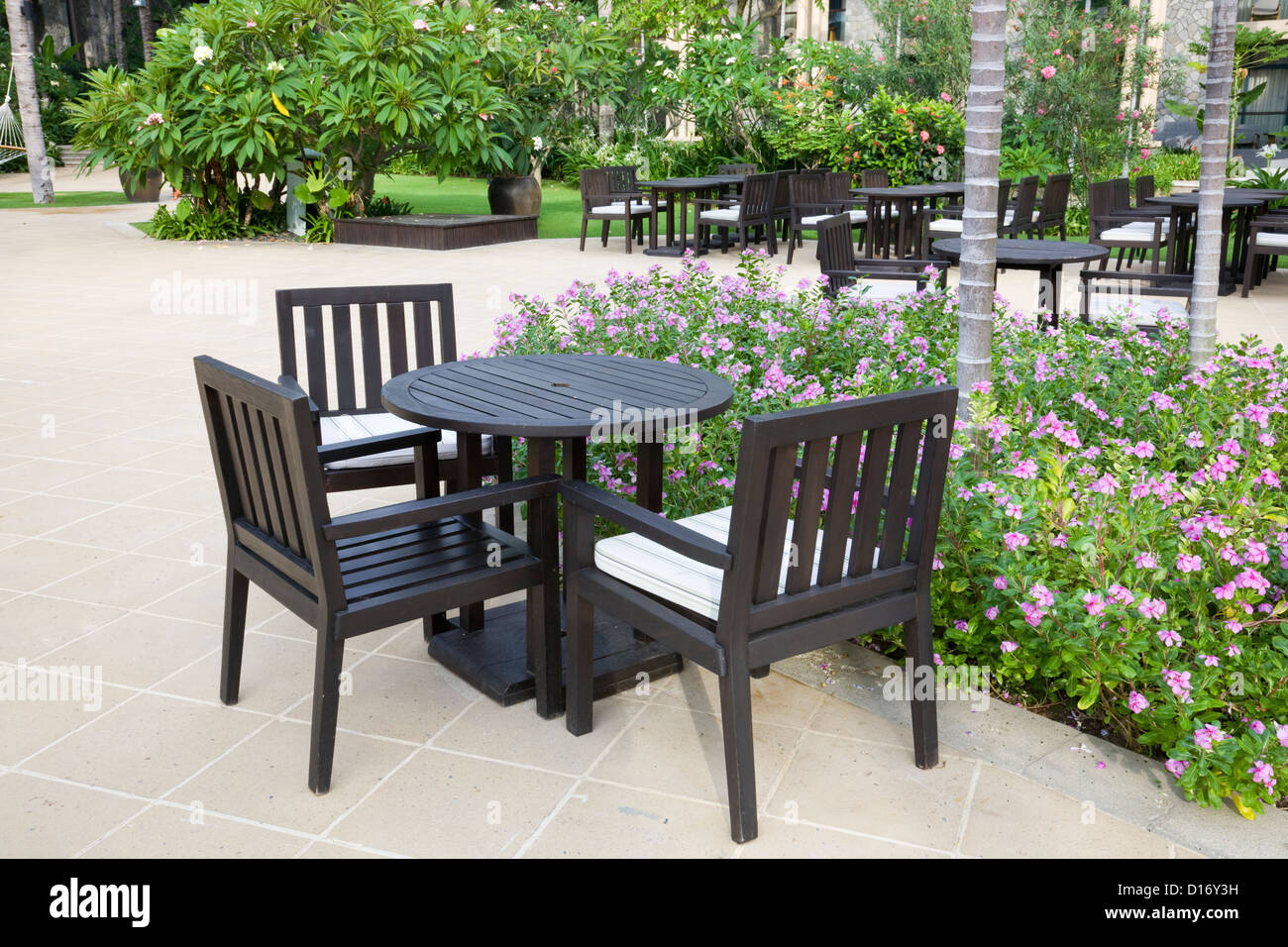 Terrasse mit Tisch und Stühlen im Hotel Garten. Stockfoto