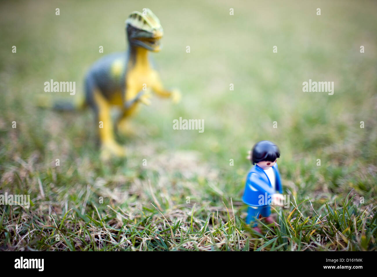 Sevilla, Spanien, Playmobil-Figur und ein Dinosaurier auf einer Wiese Stockfoto