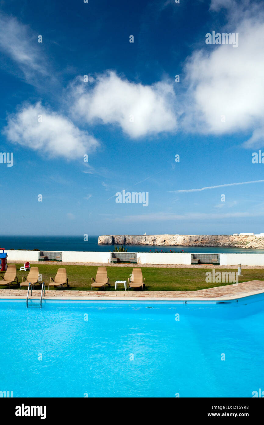 Sagres, Portugal, Swimmingpool einer Hotelanlage Stockfoto