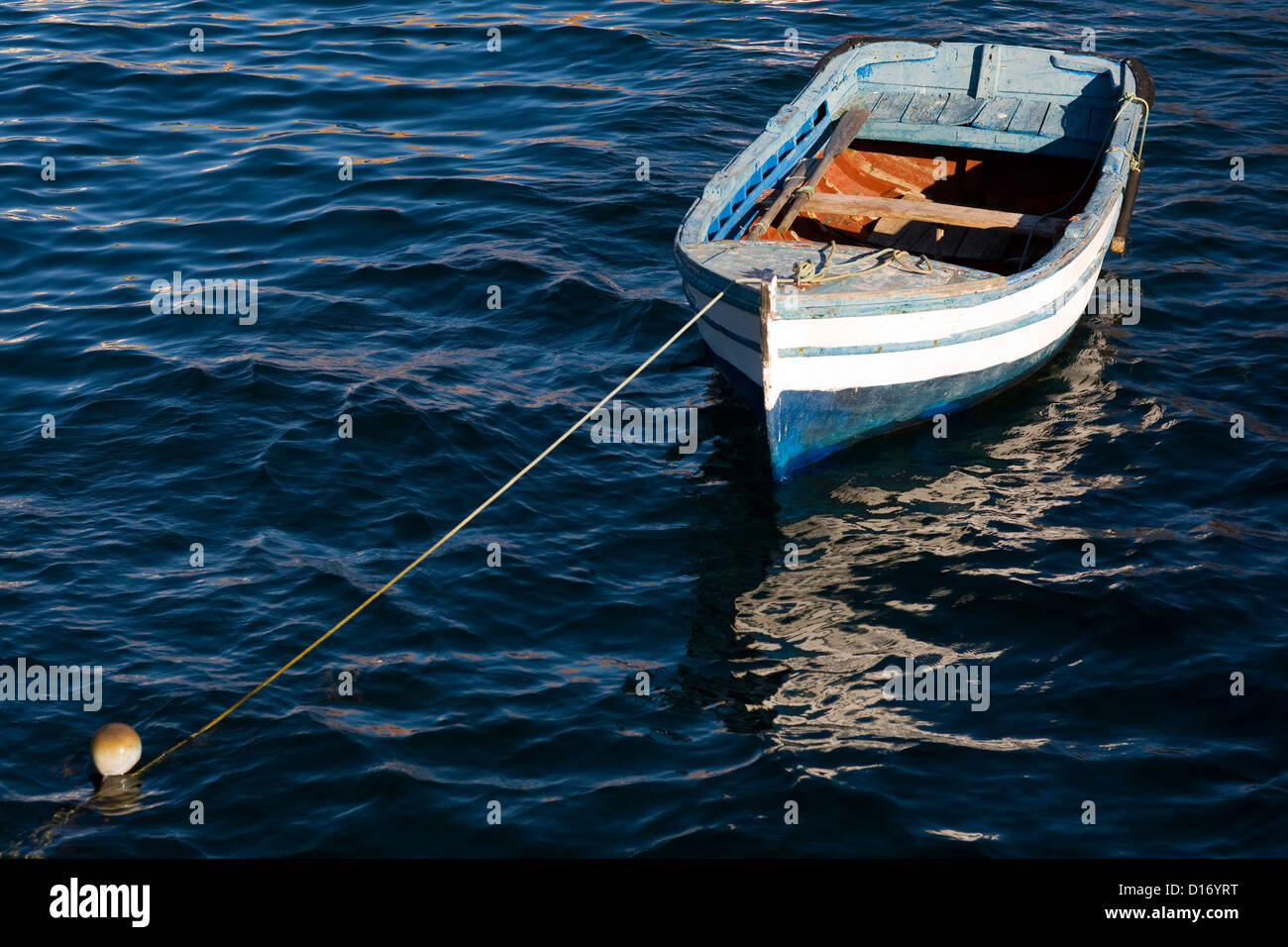 Sagres, Portugal, mit einem Ruderboot Seil gesichert Stockfoto