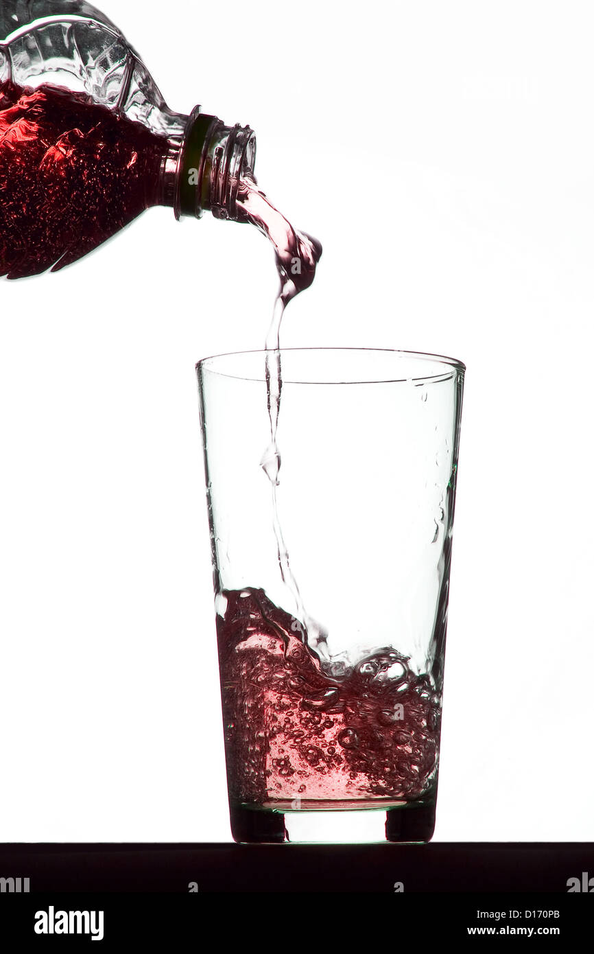 Berlin, Deutschland, wird rote Limonade in ein Glas gegossen. Stockfoto