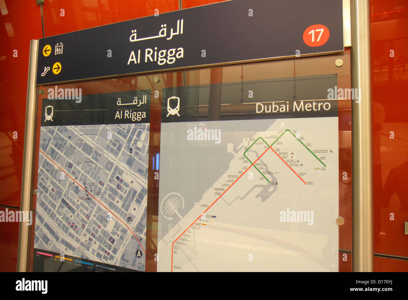 Dubai VAE, Vereinigte Arabische Emirate, Deira, Dubai Metro, U-Bahn, Zug, Zug, Al Rigga Station, Red Line, innen, Englisch, Arabisch, Sprache, zweisprachig, Highwa Stockfoto