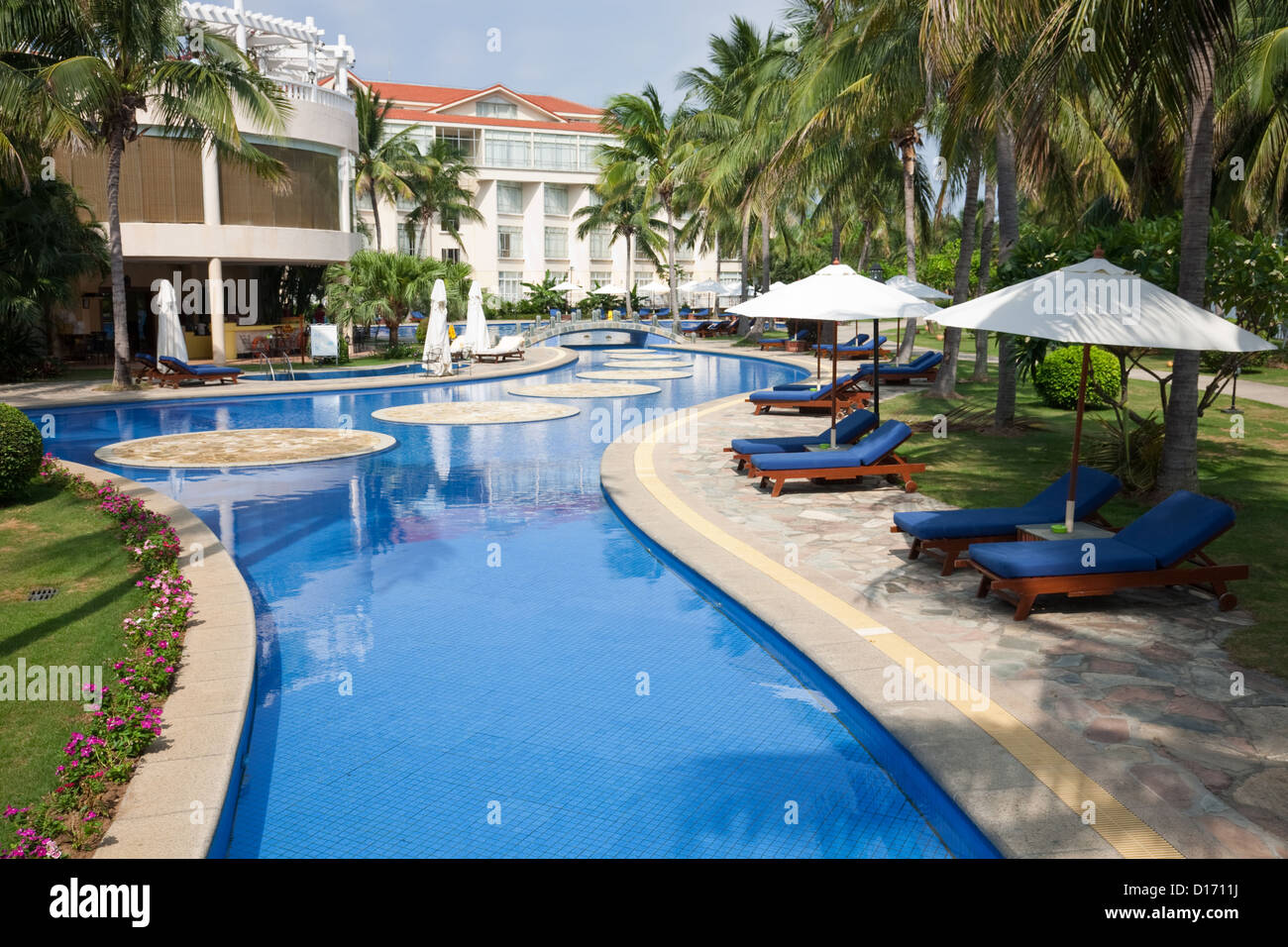 Tropische Landschaft der Freibad mit Liege und Sonnenschirm am Pool. Stockfoto