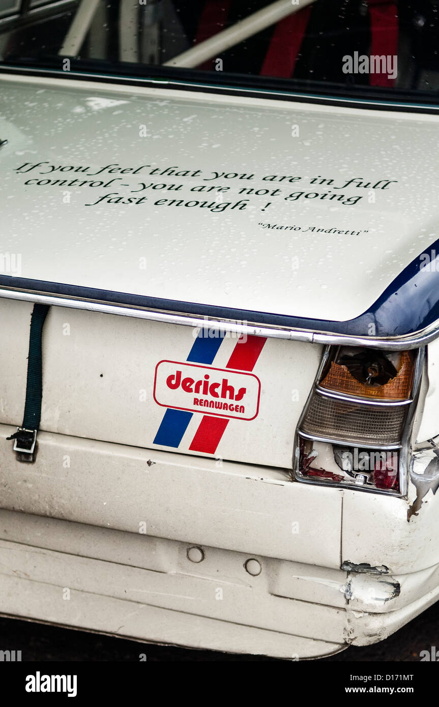 BMW 1800 klassische Rennwagen mit Schäden und Zitat von Mario Andretti am OGP Nürburgring 2011 Stockfoto