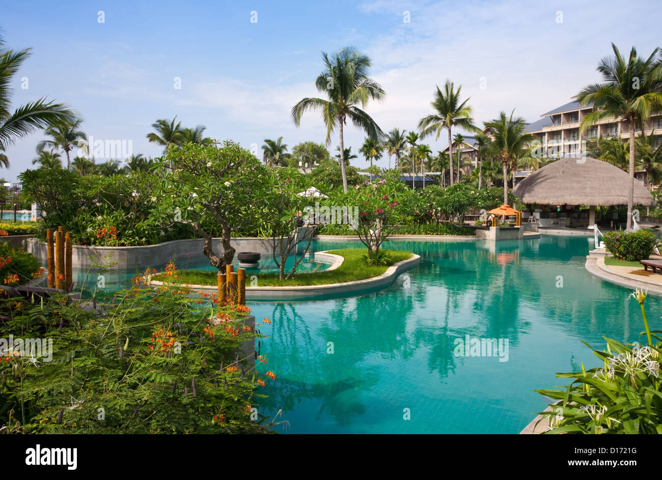 Luxus-Schwimmbad im tropischen resort Stockfoto