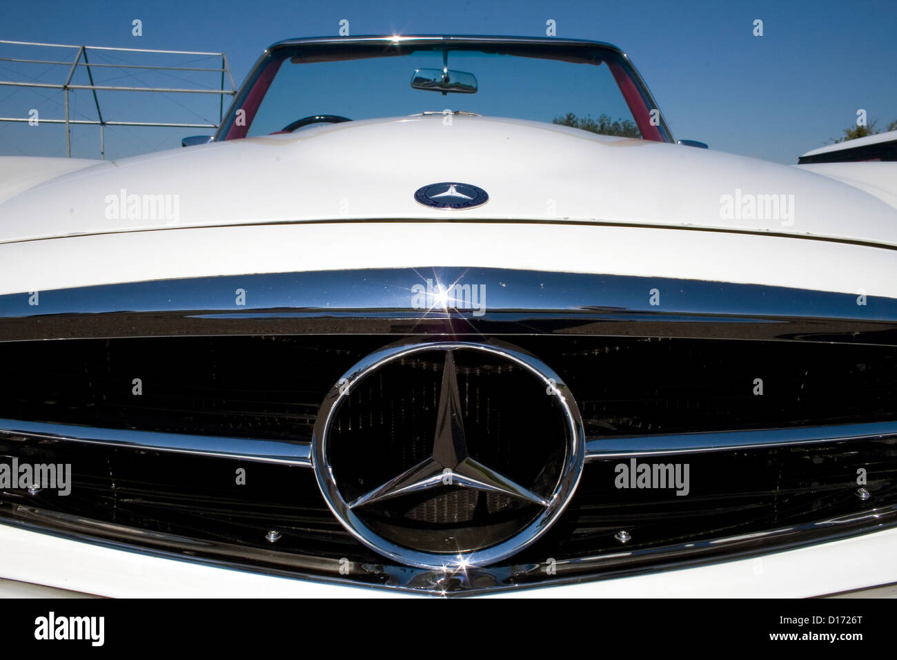 Der Grill und die Abzeichen eines klassischen weißen Mercedes-Cabrio. Stockfoto