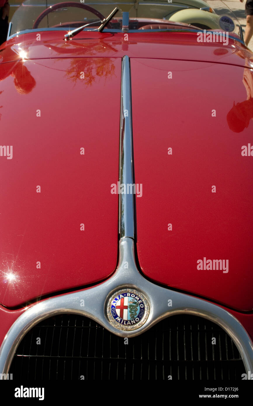 Der Frontgrill und Abzeichen des roten Alfa Romeo Oldtimer. Stockfoto